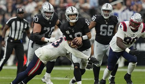 Raiders hold off Patriots 21-17 after losing QB Garoppolo to back injury